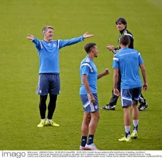 06.09.2015, Fussball Europameisterschafts-Qualifikation, 8.Spieltag, Schottland - Deutschland, Training der Deutschen am Vortag im Hampden Park in Glasgow (Schottland). li: Bastian Schweinsteiger (Deutschland) re: Trainer Joachim Löw (Deutschland). 