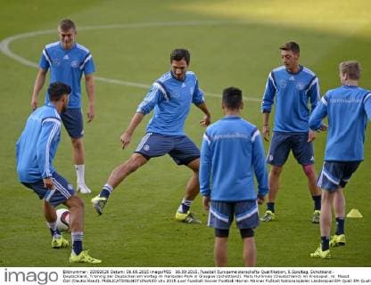 06.09.2015, Fussball Europameisterschafts-Qualifikation, 8.Spieltag, Schottland - Deutschland, Training der Deutschen am Vortag im Hampden Park in Glasgow (Schottland). Mats Hummels (Deutschland) im Kreisspiel. re: Mesut Özil (Deutschland). 