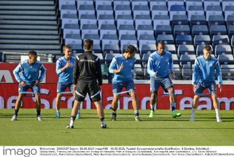 06.09.2015, Fussball Europameisterschafts-Qualifikation, 8.Spieltag, Schottland - Deutschland, Training der Deutschen am Vortag im Hampden Park in Glasgow (Schottland). Training mit dem Gummiband, v.li: Karim Bellarabi (Deutschland), Mario Götze (Deutschland), Mats Hummels (Deutschland), Jerome Boateng (Deutschland), Toni Kroos (Deutschland). 