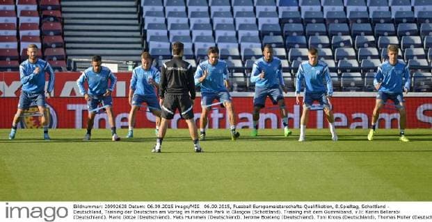 06.09.2015, Fussball Europameisterschafts-Qualifikation, 8.Spieltag, Schottland - Deutschland, Training der Deutschen am Vortag im Hampden Park in Glasgow (Schottland). Training mit dem Gummiband, v.li: Karim Bellarabi (Deutschland), Mario Götze (Deutschland), Mats Hummels (Deutschland), Jerome Boateng (Deutschland), Toni Kroos (Deutschland), Thomas Müller (Deutschland).