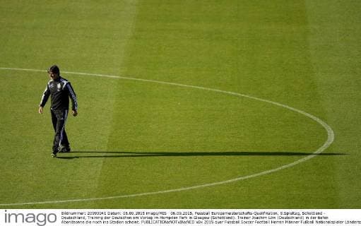 06.09.2015, Fussball Europameisterschafts-Qualifikation, 8.Spieltag, Schottland - Deutschland, Training der Deutschen am Vortag im Hampden Park in Glasgow (Schottland). Trainer Joachim Löw (Deutschland) in der tiefen Abendsonne die noch ins Stadion scheint. 