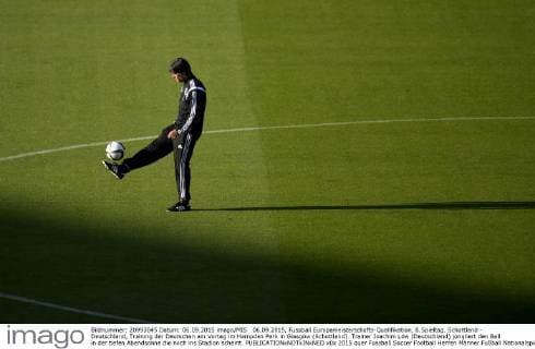 06.09.2015, Fussball Europameisterschafts-Qualifikation, 8.Spieltag, Schottland - Deutschland, Training der Deutschen am Vortag im Hampden Park in Glasgow (Schottland). Trainer Joachim Löw (Deutschland) jongliert den Ball in der tiefen Abendsonne die noch ins Stadion scheint. 