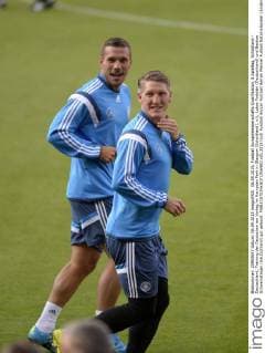 06.09.2015, Fussball Europameisterschafts-Qualifikation, 8.Spieltag, Schottland - Deutschland, Training der Deutschen am Vortag im Hampden Park in Glasgow (Schottland). v.li; Lukas Podolski (Deutschland) und Bastian Schweinsteiger (Deutschland) gut gelaunt. 