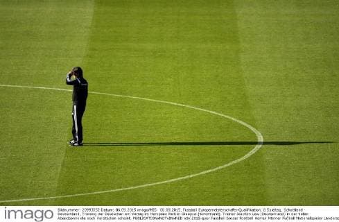 06.09.2015, Fussball Europameisterschafts-Qualifikation, 8.Spieltag, Schottland - Deutschland, Training der Deutschen am Vortag im Hampden Park in Glasgow (Schottland). Trainer Joachim Löw (Deutschland) in der tiefen Abendsonne die noch ins Stadion scheint. 