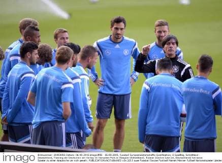 06.09.2015, Fussball Europameisterschafts-Qualifikation, 8.Spieltag, Schottland - Deutschland, Training der Deutschen am Vortag im Hampden Park in Glasgow (Schottland). Trainer Joachim Löw (re, Deutschland) hat seine Spieler zu einer Ansprache um sich gesellt. 