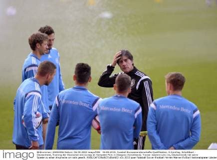 06.09.2015, Fussball Europameisterschafts-Qualifikation, 8.Spieltag, Schottland - Deutschland, Training der Deutschen am Vortag im Hampden Park in Glasgow (Schottland). Trainer Joachim Löw (re, Deutschland) hat seine Spieler zu einer Ansprache um sich gesellt. 
