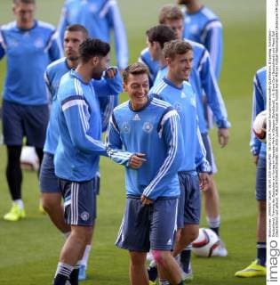 06.09.2015, Fussball Europameisterschafts-Qualifikation, 8.Spieltag, Schottland - Deutschland, Training der Deutschen am Vortag im Hampden Park in Glasgow (Schottland). v.li: Emre Can (Deutschland) und Mesut Özil (Deutschland) gut gelaunt. 