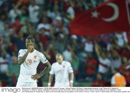 Aktuell Fußball, EM Quali, Niederlande verlieren in der Türkei (L-R) Georginio Wijnaldum of Holland, Wesley Sneijderof Holland during the UEFA EURO EM Europameisterschaft Fussball 2016 qualifying match between Turkey and Netherlands on September 6, 2015 at the Konya B& 252;y& 252;ksehir Torku Arena in Konya, Turkey Turkey v Netherlands UEFA Euro 2016 qualifier 2015 2016 xVIxxIVx 4287087