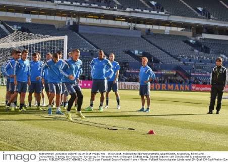06.09.2015, Fussball Europameisterschafts-Qualifikation, 8.Spieltag, Schottland - Deutschland, Training der Deutschen am Vortag im Hampden Park in Glasgow (Schottland). Trainer Joachim Löw (Deutschland) beobachtet die Spieler. 
