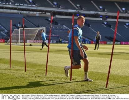 06.09.2015, Fussball Europameisterschafts-Qualifikation, 8.Spieltag, Schottland - Deutschland, Training der Deutschen am Vortag im Hampden Park in Glasgow (Schottland). Toni Kroos (Deutschland) schlingelt sich durch die Stangen. 