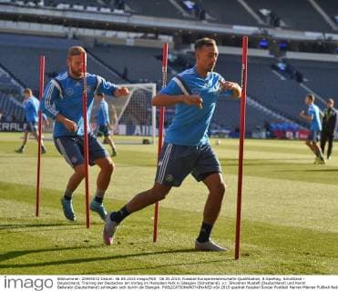 06.09.2015, Fussball Europameisterschafts-Qualifikation, 8.Spieltag, Schottland - Deutschland, Training der Deutschen am Vortag im Hampden Park in Glasgow (Schottland). v.l. Shkodran Mustafi (Deutschland) und Karim Bellarabi (Deutschland) schlingeln sich durch die Stangen. 