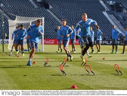 06.09.2015, Fussball Europameisterschafts-Qualifikation, 8.Spieltag, Schottland - Deutschland, Training der Deutschen am Vortag im Hampden Park in Glasgow (Schottland). v.l. Lukas Podolski (Deutschland), Mesut Özil (Deutschland) und Bastian Schweinsteiger (Deutschland) 