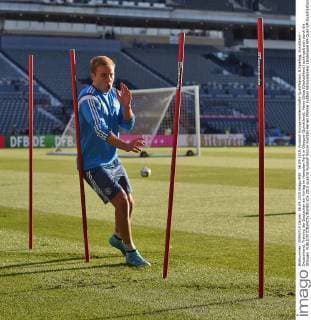 06.09.2015, Fussball Europameisterschafts-Qualifikation, 8.Spieltag, Schottland - Deutschland, Training der Deutschen am Vortag im Hampden Park in Glasgow (Schottland). Mario Götze (Deutschland) schlingelt sich durch die Stangen. 