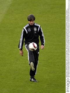 06.09.2015, Fussball Europameisterschafts-Qualifikation, 8.Spieltag, Schottland - Deutschland, Training der Deutschen am Vortag im Hampden Park in Glasgow (Schottland). Trainer Joachim Löw (Deutschland) jongliert den Ball. 