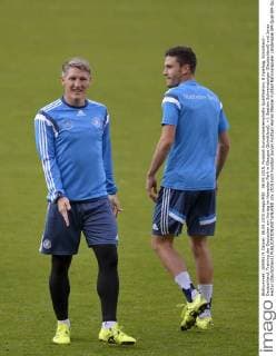 06.09.2015, Fussball Europameisterschafts-Qualifikation, 8.Spieltag, Schottland - Deutschland, Training der Deutschen am Vortag im Hampden Park in Glasgow (Schottland). v.l. Bastian Schweinsteiger (Deutschland) und Jonas Hector (Deutschland) 