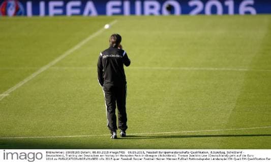 06.09.2015, Fussball Europameisterschafts-Qualifikation, 8.Spieltag, Schottland - Deutschland, Training der Deutschen am Vortag im Hampden Park in Glasgow (Schottland). Trainer Joachim Löw (Deutschland) geht auf die Euro 2016 zu 