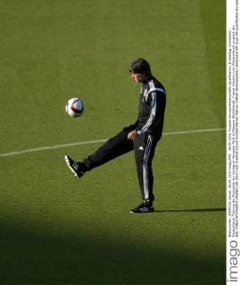 06.09.2015, Fussball Europameisterschafts-Qualifikation, 8.Spieltag, Schottland - Deutschland, Training der Deutschen am Vortag im Hampden Park in Glasgow (Schottland). Trainer Joachim Löw (Deutschland) jongliert den Ball. 