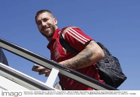 Aktuell Fußball, Nationalteam Spanien Reise nach Mazedonien Departure of Spain national team Nationalteam Länderspiel at Macedonia. In this picture, Sergio Ramos. x 