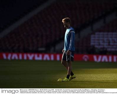 06.09.2015, Fussball Europameisterschafts-Qualifikation, 8.Spieltag, Schottland - Deutschland, Training der Deutschen am Vortag im Hampden Park in Glasgow (Schottland). Andre Schürrle (Deutschland) im gegenlicht. 