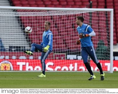 06.09.2015, Fussball Europameisterschafts-Qualifikation, 8.Spieltag, Schottland - Deutschland, Training der Deutschen am Vortag im Hampden Park in Glasgow (Schottland). v.li: Torwart Ron-Robert Zieler (Deutschland) und Torwart Marc-Andre ter Stegen (Deutschland). 