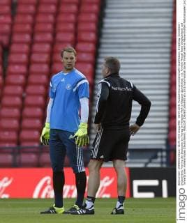 06.09.2015, Fussball Europameisterschafts-Qualifikation, 8.Spieltag, Schottland - Deutschland, Training der Deutschen am Vortag im Hampden Park in Glasgow (Schottland). v.li: Torwart Manuel Neuer (Deutschland) und Torwarttrainer Andreas Köpke (Deutschland). 