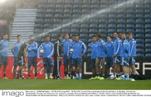 06.09.2015, Fussball Europameisterschafts-Qualifikation, 8.Spieltag, Schottland - Deutschland, Training der Deutschen am Vortag im Hampden Park in Glasgow (Schottland). Trainer Joachim Löw (Deutschland) beobachtet die Wasserfontäne der Rasensprenkelanlage. 