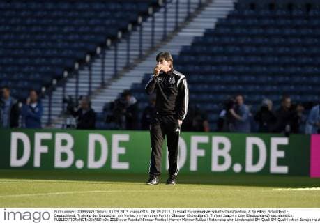06.09.2015, Fussball Europameisterschafts-Qualifikation, 8.Spieltag, Schottland - Deutschland, Training der Deutschen am Vortag im Hampden Park in Glasgow (Schottland). Trainer Joachim Löw (Deutschland) nachdenklich. 