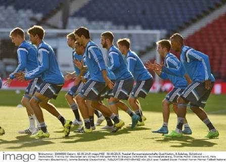 06.09.2015, Fussball Europameisterschafts-Qualifikation, 8.Spieltag, Schottland - Deutschland, Training der Deutschen am Vortag im Hampden Park in Glasgow (Schottland). Gummibandtraining, Thomas Müller (Deutschland), Mats Hummels (Deutschland), Jerome Boateng (Deutschland). 