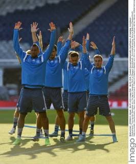 06.09.2015, Fussball Europameisterschafts-Qualifikation, 8.Spieltag, Schottland - Deutschland, Training der Deutschen am Vortag im Hampden Park in Glasgow (Schottland). Gummibandtraining, Jerome Boateng (Deutschland), Mats Hummels (Deutschland), Mario Götze (Deutschland) 