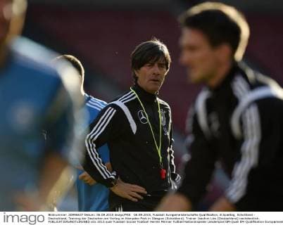 06.09.2015, Fussball Europameisterschafts-Qualifikation, 8.Spieltag, Schottland - Deutschland, Training der Deutschen am Vortag im Hampden Park in Glasgow (Schottland). Trainer Joachim Löw (Deutschland) nachdenklich. 