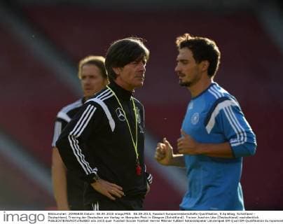 06.09.2015, Fussball Europameisterschafts-Qualifikation, 8.Spieltag, Schottland - Deutschland, Training der Deutschen am Vortag im Hampden Park in Glasgow (Schottland). Trainer Joachim Löw (Deutschland) nachdenklich. 