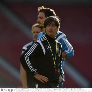 06.09.2015, Fussball Europameisterschafts-Qualifikation, 8.Spieltag, Schottland - Deutschland, Training der Deutschen am Vortag im Hampden Park in Glasgow (Schottland). Trainer Joachim Löw (Deutschland) nachdenklich. 
