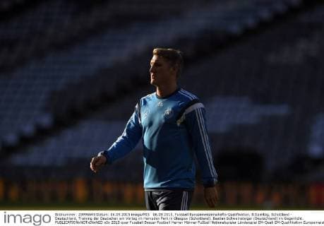 06.09.2015, Fussball Europameisterschafts-Qualifikation, 8.Spieltag, Schottland - Deutschland, Training der Deutschen am Vortag im Hampden Park in Glasgow (Schottland). Bastian Schweinsteiger (Deutschland) im Gegenlicht. 