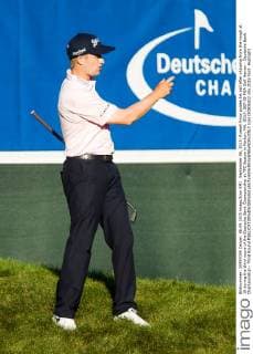 September 06, 2015: Russell Knox guides his ball after chipping from the rough at 18 during the third round of the Deutsche Bank Championship at TPC Boston in Norton, MA. GOLF: SEP 06 PGA Golf Herren - Deutsche Bank Championship - Third Round Icon150906022 EDITORIAL USE ONLY