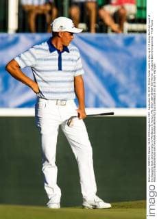 September 06, 2015: Rickie Fowler waits to chip up at 18 during the third round of the Deutsche Bank Championship at TPC Boston in Norton, MA. GOLF: SEP 06 PGA Golf Herren - Deutsche Bank Championship - Third Round Icon150906023 EDITORIAL USE ONLY