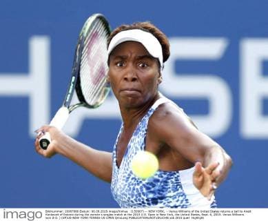 (150907) -- NEW YORK, - Venus Williams of the United States returns a ball to Anett Kontaveit of Estonia during the women s singles match at the 2015 U.S. Open in New York, the United States, Sept. 6, 2015. Venus Williams won 2-0. ) (SP)US-NEW YORK-TENNIS-US OPEN QinxLang 