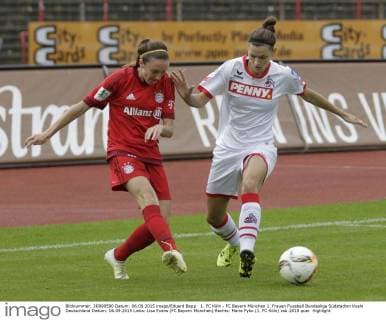 1. FC Köln - FC Bayern München 1. Frauen Fussball Bundesliga Südstadion Koeln Deutschland Datum: 06.09.2015 Links: Lisa Evans (FC Bayern München) Rechts: Marie Pyko (1. FC Köln)