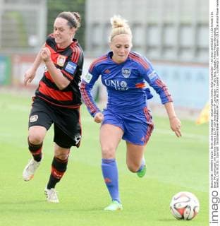 Aktuell Fußball, Damen, Bayer Leverkusen - USV Jena Leverkusen v.l. Lisa Schwab ( 19, Bayer 04 Leverkusen) mit Karoline Heinze ( 13, FF USV Jena) Bayer 04 Leverkusen - FF USV Jena, Fussball, Allianz-Frauen-Bundesliga, Spieltag 2, 06.09.2015 , Copyright: Deutzmann Eibner-Pressefoto EP_CDN