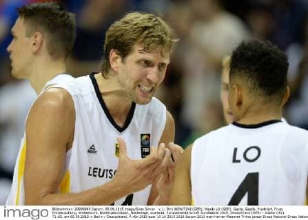 v.l.: Dirk NOWITZKI (GER), Maodo LO (GER), Geste, Gestik, frustriert, Frust, Enttaeuschung, enttaeuscht, Niedergeschlagen, Niederlage, wuetend, Europameisterschaft EuroBasket 2015, Deutschland (GER) - Island (ISL) 71:65, am 05.09.2015 in Berlin Deutschland, Â