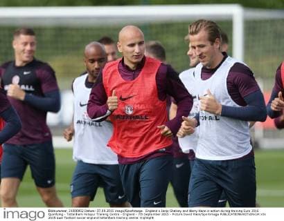 England s Jonjo Shelvey and Harry Kane in action during training Euro 2016 Qualifying - Tottenham Hotspur Training Centre - England - 7th September 2015 - Picture David Klein Sportimage EDITORIAL USE ONLY. No use with unauthorised audio, video, data, fixture lists, club league logos or live services. Online in-match use limited to 120 images, no video emulation. No use in betting, games or single club league player publications.
