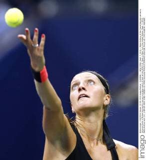 (150908) -- NEW YORK, Sept. 7, 2015 -- Petra Kvitova of the Czech Republic serves to Johanna Konta of Britain during the women s singles match of Italy at the 2015 U.S. Open in New York, the United States, Sept. 7, 2015. Petra Kvitova won 2-0. ) (SP)US-NEW YORK-TENNIS-US OPEN QinxLang 