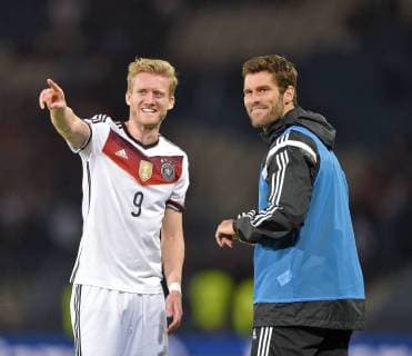 07.09.2015, Fussball Europameisterschafts-Qualifikation, 8.Spieltag, Schottland - Deutschland, im Hampden Park in Glasgow (Schottland). Andre Schürrle (Deutschland) und Fitnesstrainer Yann-Benjamin Kugel (Deutschland) freuen sich nach dem Spiel. 