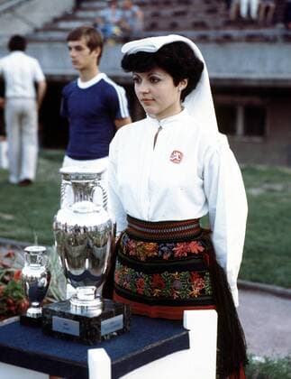 Fußball, EM Finale 1976 in Belgrad, Tschechoslowakei - Deutschland 5:3 i. E EM Finale 1976 in Belgrad: Hostess mit dem EM Pokal