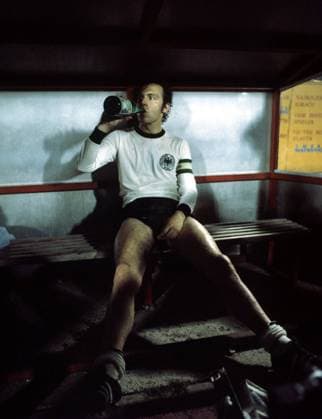 Fußball, EM Finale 1976 in Belgrad, Tschechoslowakei - Deutschland 5:3 i. E EM Finale 1976: Franz Beckenbauer (BR Deutschland) sitzt auf der Bank und trinkt eine Flasche Wasser