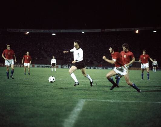 Fußball, EM Finale 1976 in Belgrad, Tschechoslowakei - Deutschland 5:3 i. E Franz Beckenbauer (BR Deutschland) gegen Karol Dobias (CSSR)