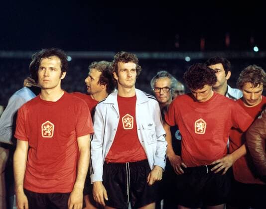 Fußball, EM Finale 1976 in Belgrad, Tschechoslowakei - Deutschland 5:3 i. E EM Finale 1976: Nach der Niederlage, v.li.: Franz Beckenbauer, Bernd Hölzenbein, Rainer Bonhof, Dieter Müller, Bernard Dietz (alle BR Deutschland)