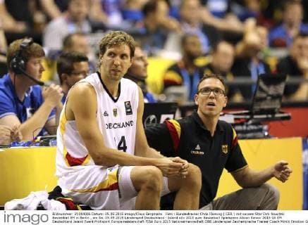 Foto : Bundestrainer Chris Fleming ( GER ) mit seinem Star Dirk Nowitzki Basketball EM in Berlin , am Sa. 05.09.2015 Länderspiel Deutschland - Island