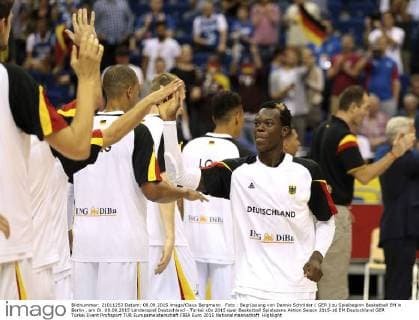 Foto : Begrüssung von Dennis Schröder ( GER ) zu Spielbeginn Basketball EM in Berlin , am Di. 08.09.2015 Länderspiel Deutschland - Türkei