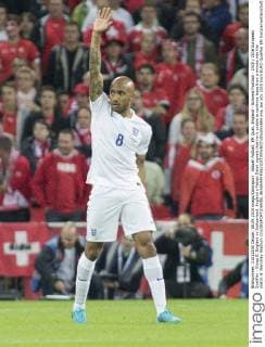 Aktuell Fußball, EM Quali, England - Schweiz Football - 2015 2016 European Qualifier - Group E: England vs Switzerland. England s Fabian Delph signals that he is unable to continue leass than a minute into the match at Wembley Stadium COLORSPORT DANIEL BEARHAM  eng_swi