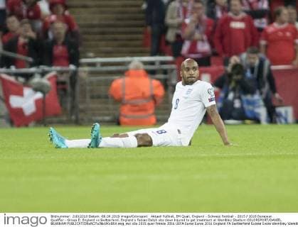 Aktuell Fußball, EM Quali, England - Schweiz Football - 2015 2016 European Qualifier - Group E: England vs Switzerland. England s Fabian Delph sits down injured to get treatment at Wembley Stadium COLORSPORT DANIEL BEARHAM  eng_swi